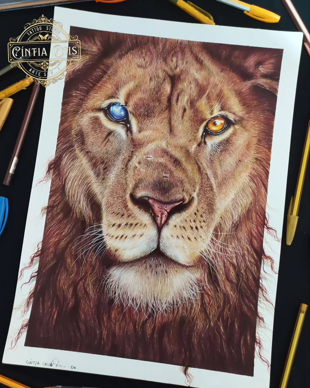 Desenho realista de leão com olhos coloridos - arte esferográfica de Cris Santos em São Paulo
