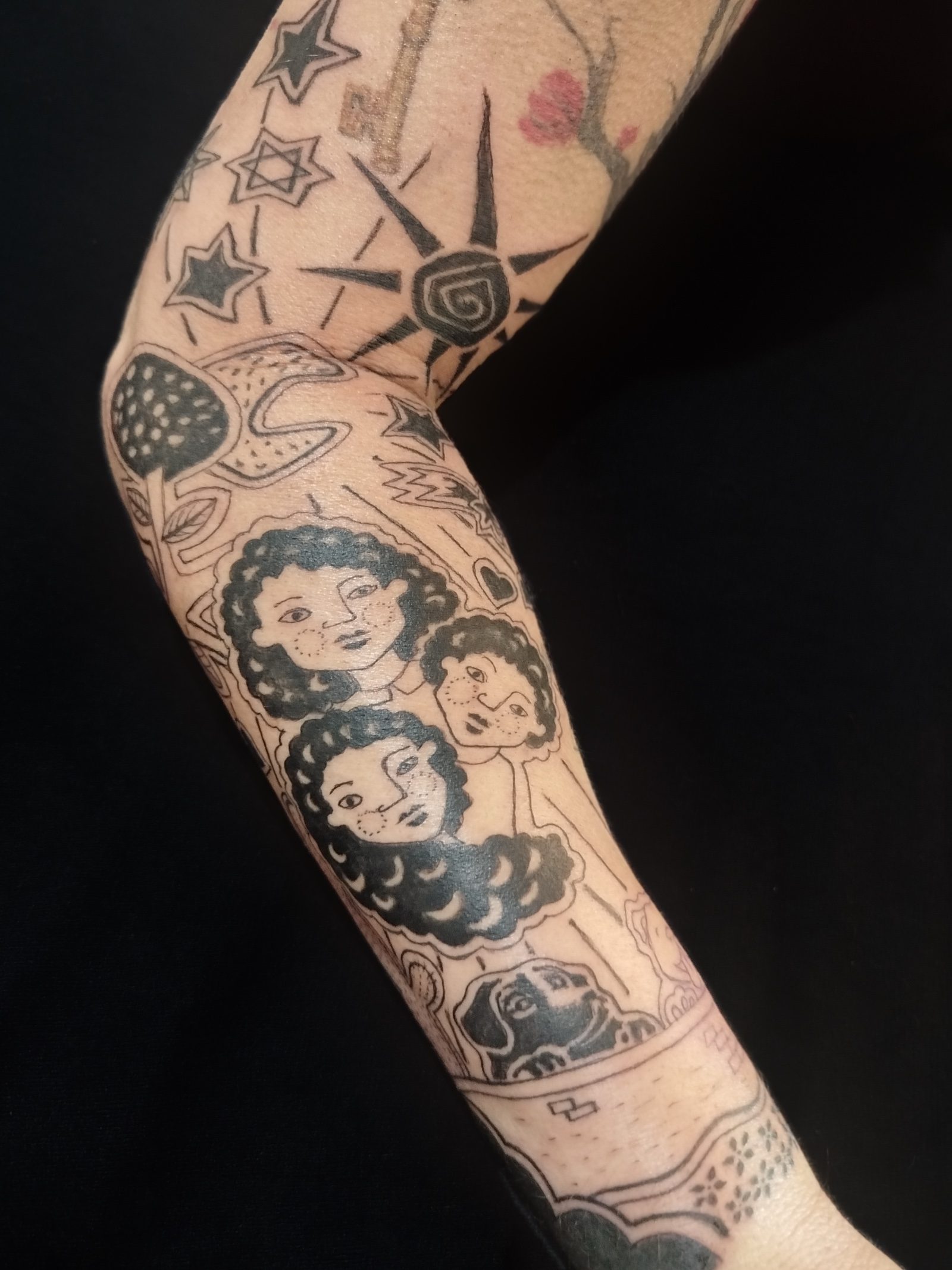 Tatuagem feminina no braço personalizada em estilo cordel no antebraço, design exclusivo criado pelo tatuador feminino Cris Santos em Mogi das Cruzes e região.